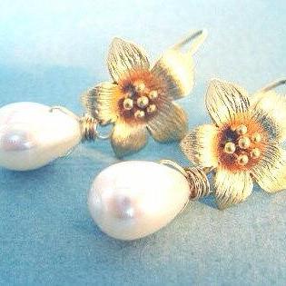 Golf Flower and Teardrop Pearl Earrings
